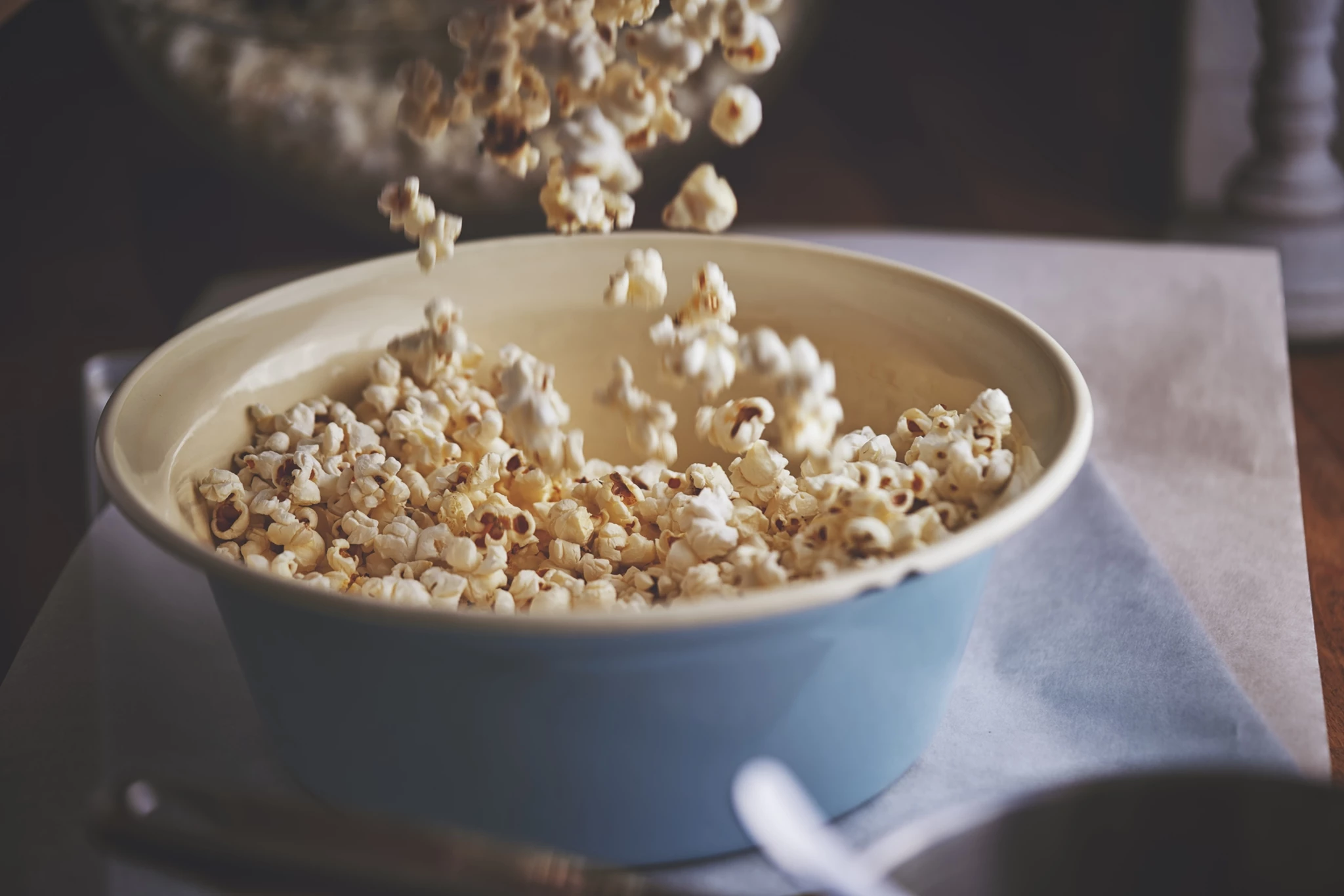 Αντί για βουτυράτα popcorn: Οι καλύτερες υγιεινές εναλλακτικές για σνακ ταινίας