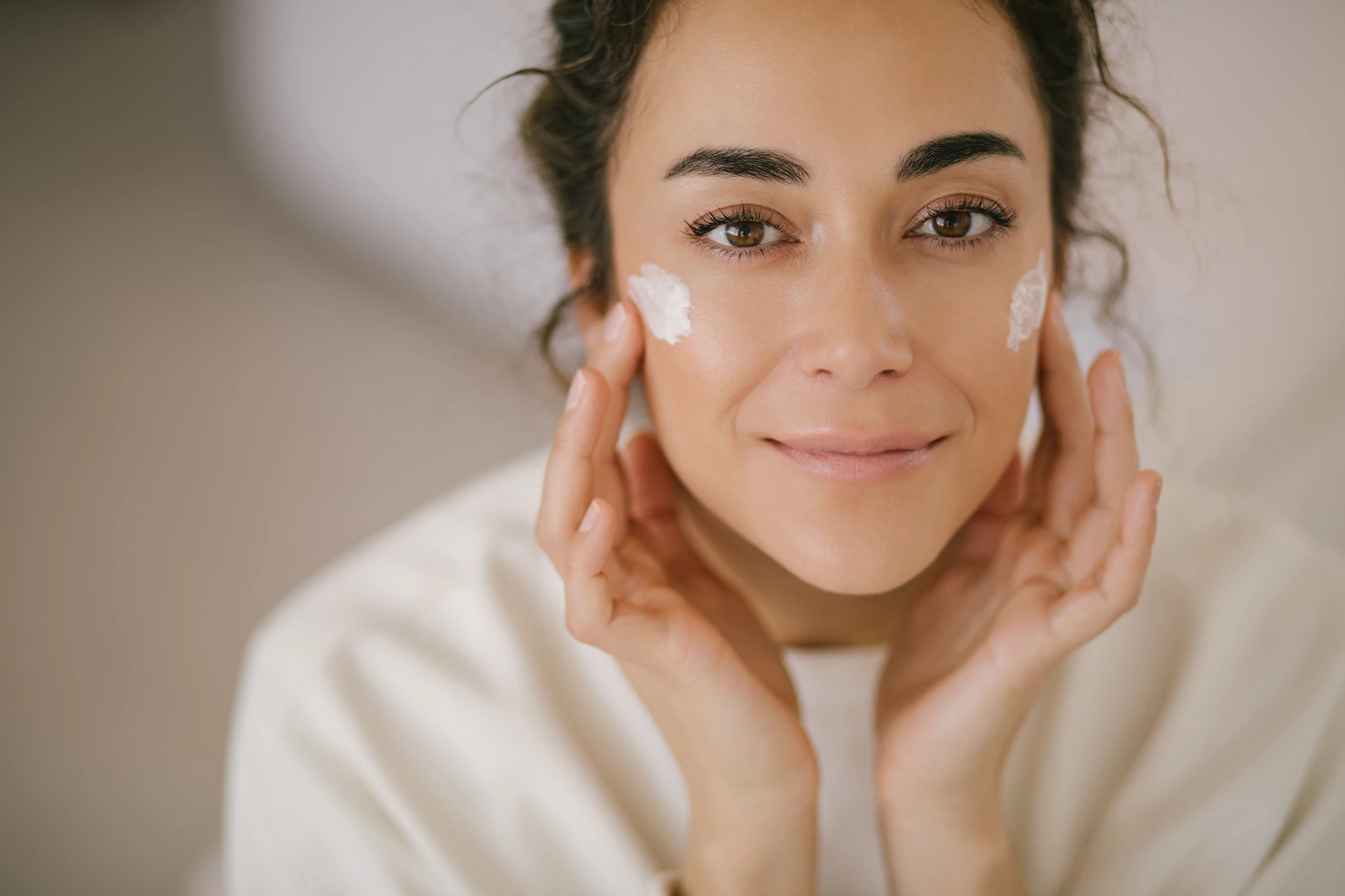 Χρειάζομαι συμπλήρωμα βιταμίνης D αν χρησιμοποιώ καθημερινά SPF50+;