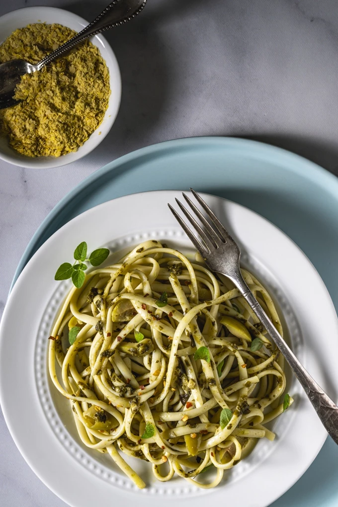 Vegan ζυμαρικά με κάπαρη, σκόρδο και διατροφική μαγιά