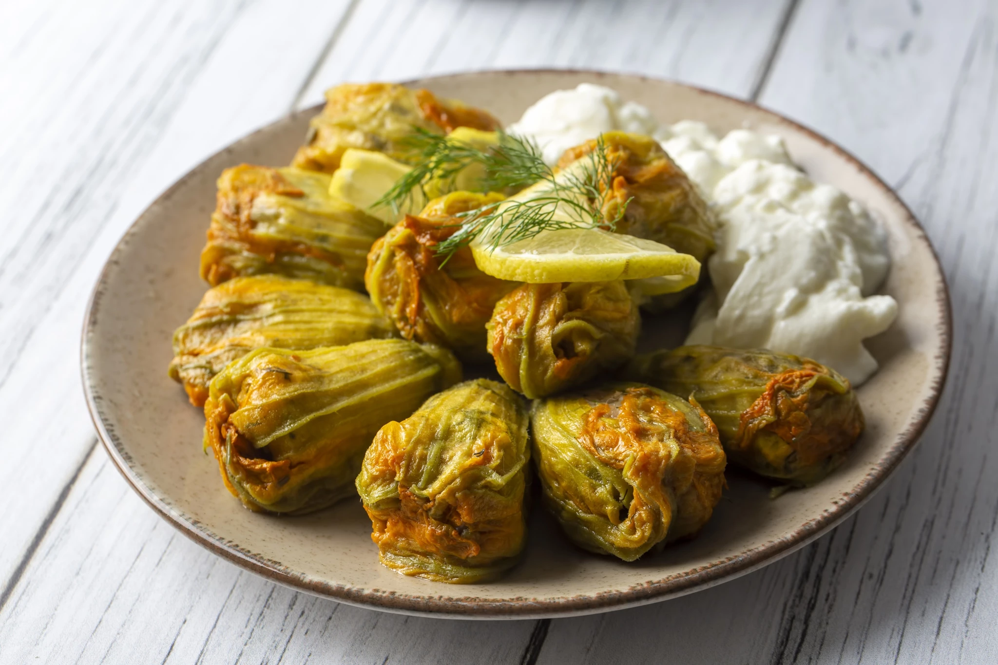 Γεμιστοί κολοκυθοκορφάδες με ρύζι: Μια απλή, νόστιμη και απόλυτα ελληνική συνταγή