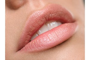 Η SOS κίνηση που θα εμποδίσει τα χείλη σου να ξεφλουδίσουν από το κρύο - εικόνα 2