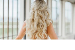 Το ξεχωριστό, πολύ μοντέρνο χτένισμα που μπορείς να κάνεις αν είσαι καλεσμένη σε βάπτιση την άνοιξη - και είναι viral στο TikTok - εικόνα 1