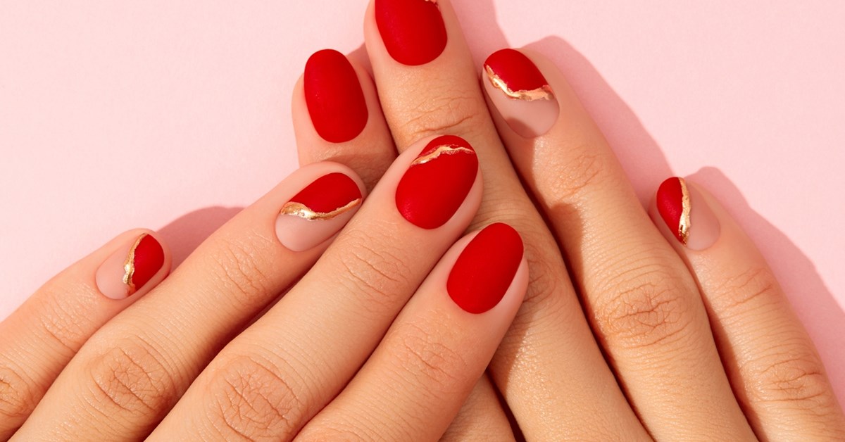 Τα glitter lips είναι η πιο glam τάση μακιγιάζ για τα looks των γιορτών - εικόνα 2