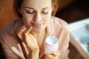 Strawberry Skin: Tι είναι το δέρμα φράουλα και πώς θα το αντιμετωπίσεις - εικόνα 1