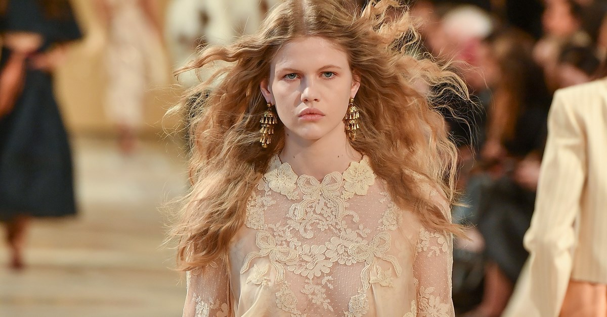 Θες να βάψεις τα μαλλιά σου; Αυτό είναι το ιδανικό χρώμα αν θες να φωτίσεις το πρόσωπό σου - εικόνα 2