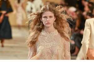 Θες να βάψεις τα μαλλιά σου; Αυτό είναι το ιδανικό χρώμα αν θες να φωτίσεις το πρόσωπό σου - εικόνα 2