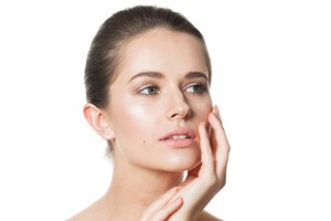 Η SOS κίνηση που θα εμποδίσει τα χείλη σου να ξεφλουδίσουν από το κρύο - εικόνα 1