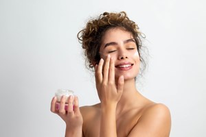 Sparkly face: Η τάση μακιγιάζ με τις περισσότερες αναζητήσεις στα social media - εικόνα 2