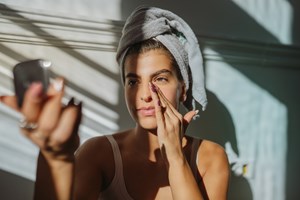 Τα πιο συχνά λάθη που κάνεις στη skincare ρουτίνα σου - εικόνα 1