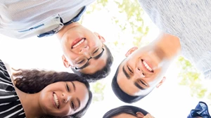 4 ενδείξεις που μαρτυρούν πως το έφηβο παιδί σου παραμένει συνδεδεμένο με σένα - εικόνα 2