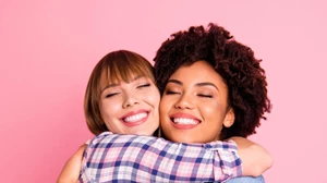 The Power of Hugs: Οι 7 τύποι αγκαλιάς και τί λένε για τη σχέση σου - εικόνα 1