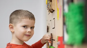 Βλέπει το μικρό σου πολλές ώρες τηλεόραση; Μάθε ποιος κίνδυνος ελλοχεύει - εικόνα 1