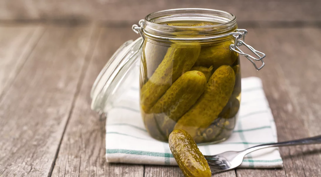 Η επιστροφή του τουρσιού: Γιατί το αγγουράκι τουρσί έγινε η πιο viral γεύση της χρονιάς