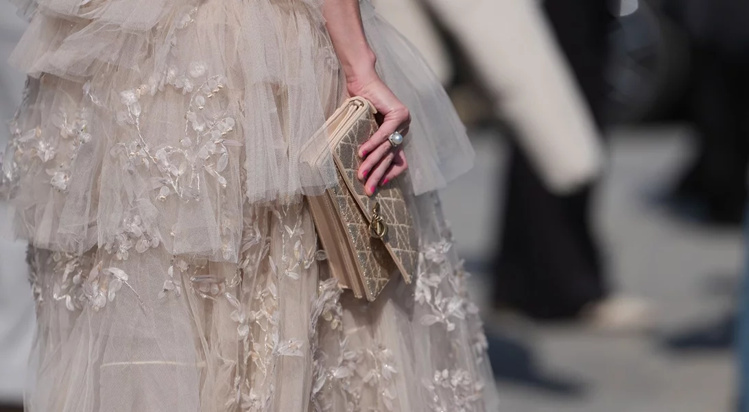 215% άνοδος στο Google: Το μανικιούρ-τάση των Χριστουγέννων 2025