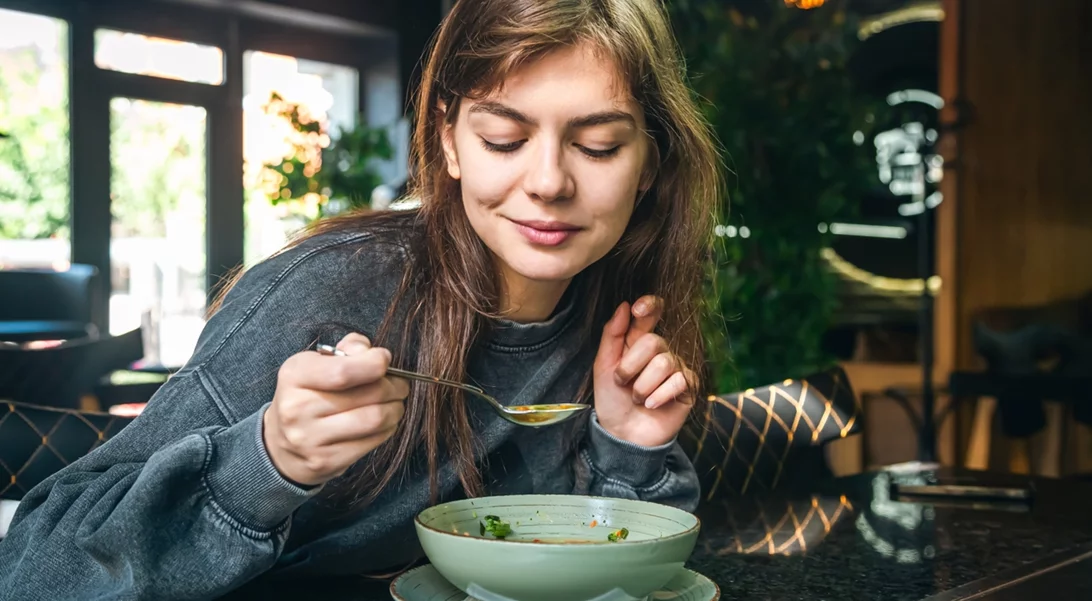 Τι ώρα πρέπει να τρως τον χειμώνα για καλύτερο μεταβολισμό και ύπνο