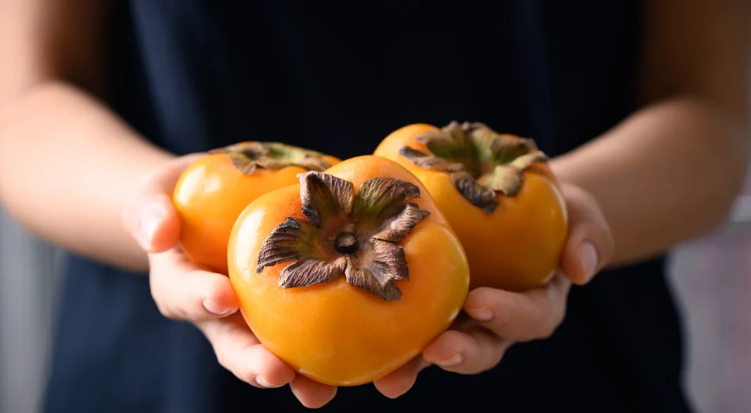 Φρούτο εποχής: Λωτός για σούπερ θρεπτικές ιδιότητες (plus: η συνταγή για σαλάτα!)