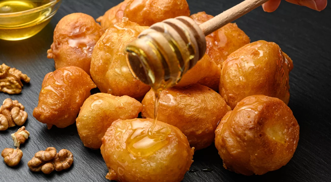 Λατρεύεις τους λουκουμάδες; Tώρα μπορείς να τους φτιάξεις με μόνο 2 υλικά!