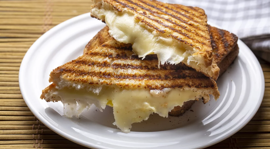 Συνταγή για το "έξυπνο" τοστ χωρίς ψωμί - με μόλις 3 υλικά!