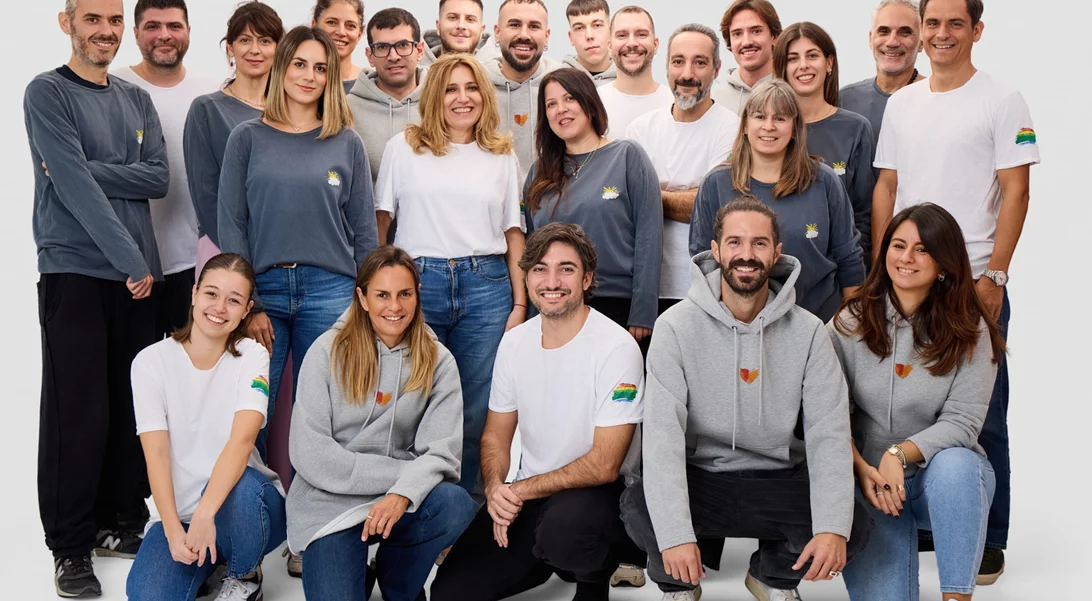 Η Dirty Laundry ενώνει τη μόδα με την ΕΛΠΙΔΑ: Τα ρούχα που σχεδίασαν παιδιά με καρκίνο στέλνουν μήνυμα ζωής