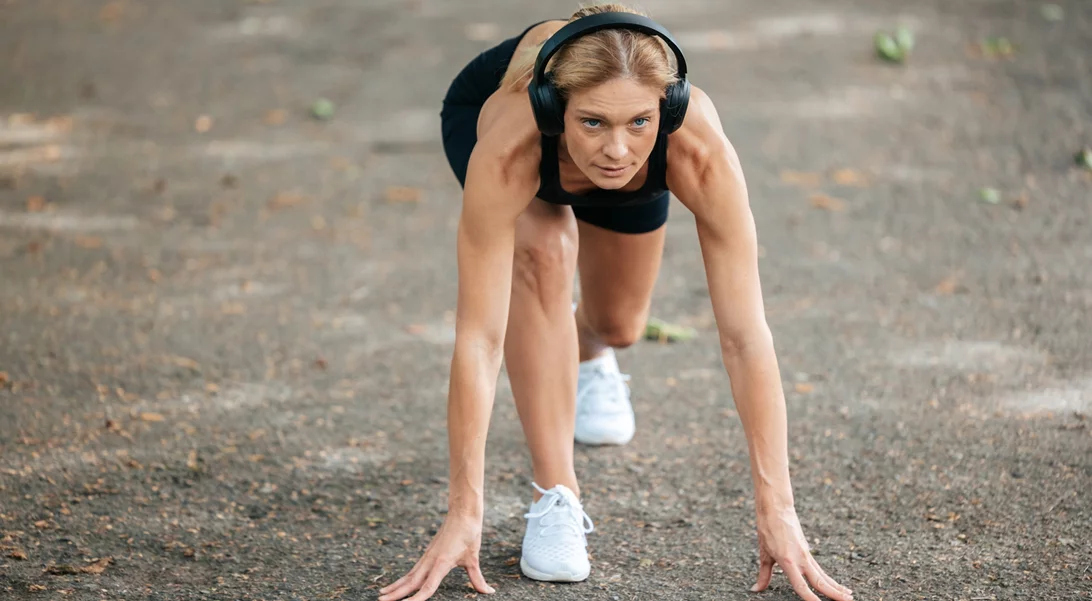 Quadrobics: Η νέα τρέλα του TikTok κάνει τους νέους να ανακαλύπτουν την… πρωτόγονη γυμναστική