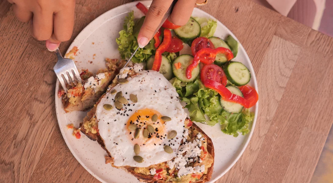 7 λάθη στο πρωινό που βλάπτουν το έντερο, σύμφωνα με γαστρεντερολόγο