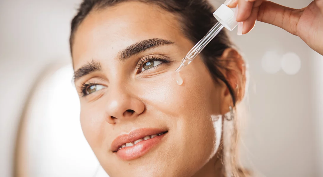 Δέρμα σαν πορσελάνη: 4 κρέμες προσώπου για το πιο glow εφέ