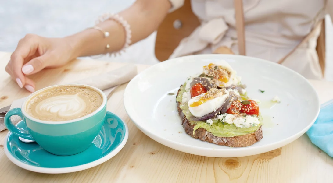 "Δεν πεινάω το πρωί": Τι μπορεί να σημαίνει η πρωινή έλλειψη όρεξης για την υγεία σου;