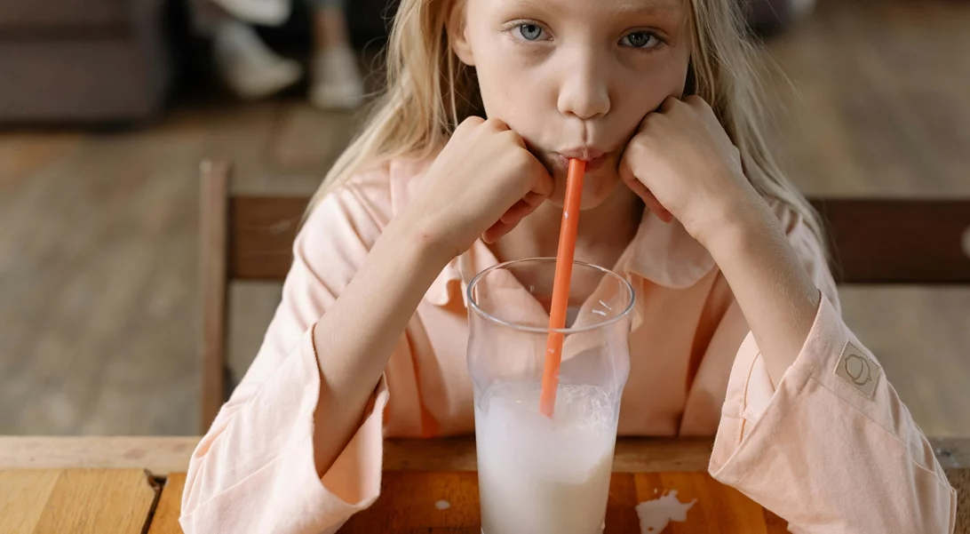 Χαμηλών λιπαρών ή όχι; Ποιο γάλα είναι τελικά καλύτερο για τα παιδιά;