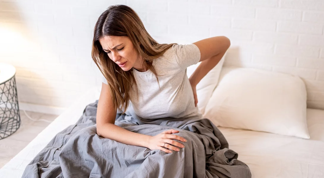 Ορθοπεδικός αποκαλύπτει: Οι 3 απλές ασκήσεις που μειώνουν τον πόνο στη μέση στο σπίτι