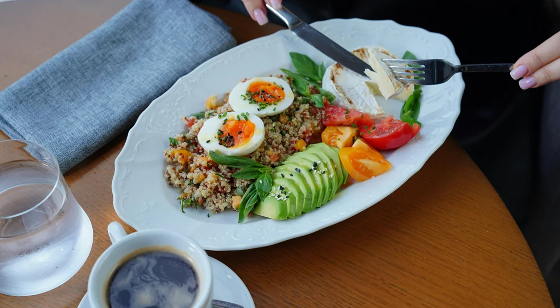 Μετά το πρωινό: Η συνήθεια που μειώνει την όρεξη στις γυναίκες (τώρα, ξέρεις τι να κάνεις)