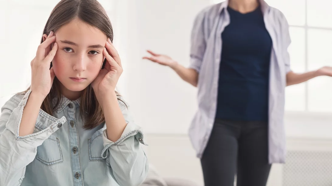 Οι συμπεριφορές των γονιών που θέλουν να "ελέγχουν" τη ζωή των παιδιών τους