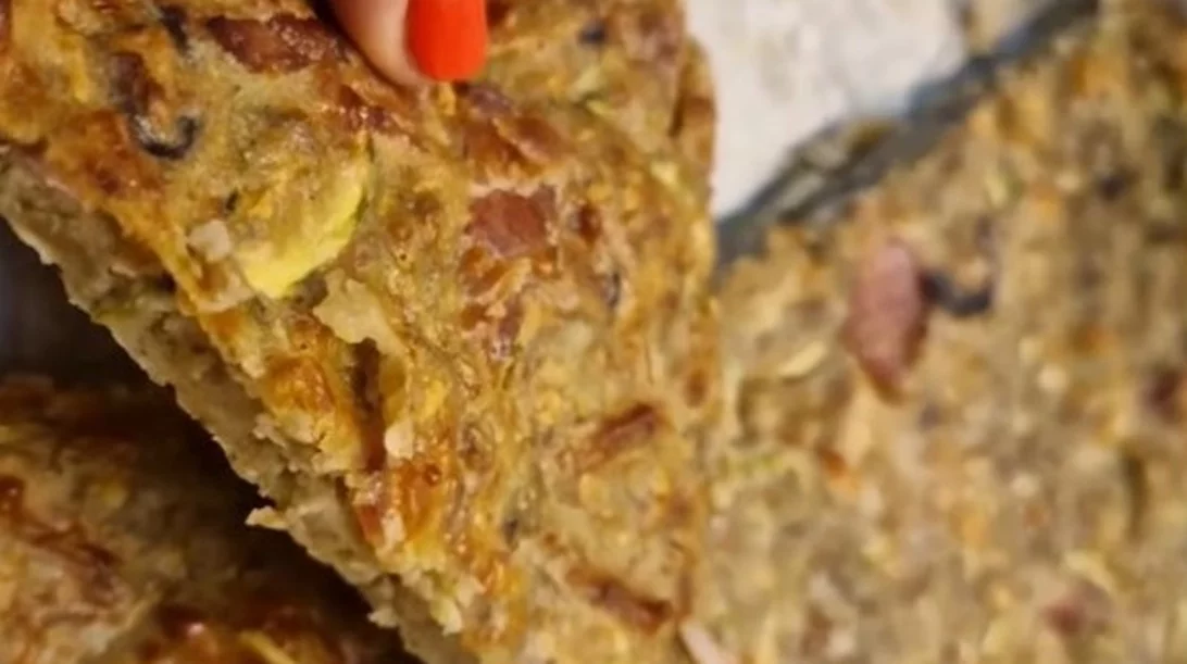 Συνταγή για μελιτζανόπιτα με μπέικον και γραβιέρα