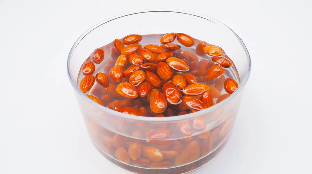 Γιατί πρέπει να μουλιάζεις τα αμύγδαλα στο νερό πριν τα φας;