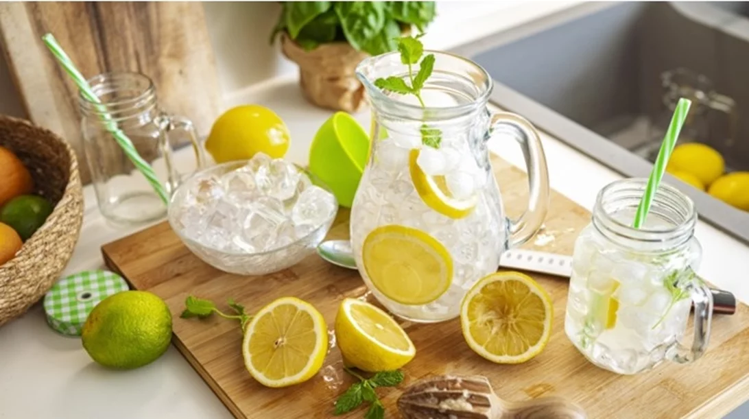 Νερό με λεμόνι: Τα 7 οφέλη στο σώμα μας - Από την απώλεια κιλών μέχρι την υγεία της καρδιάς