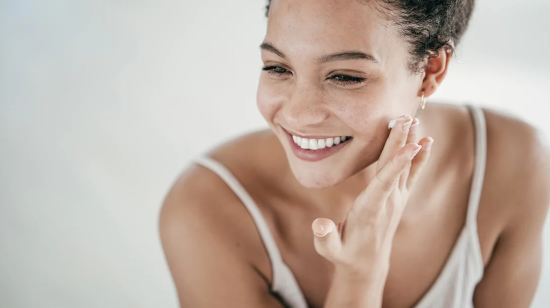 5 μύθοι στο skincare που όλες μας πιστεύουμε - και πρέπει να σταματήσουμε asap