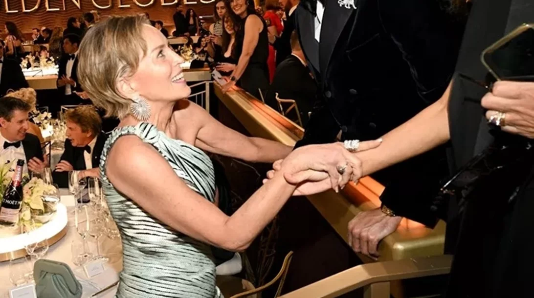 15 λεπτά την ημέρα αρκούν: Η άσκηση για σφιχτά μπράτσα που υιοθέτησε η Sharon Stone μετά τα 50