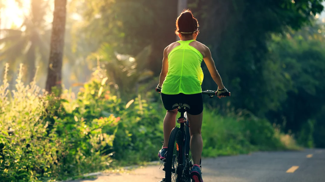 Άσκηση με ποδήλατο: Kάψε περισσότερο με τις συμβουλές της trainer