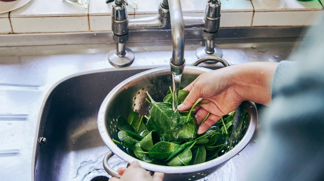 Πλύσιμο και ξεφλούδισμα δεν αρκούν: Πώς τα πλαστικά παγιδεύονται μέσα στα λαχανικά - Τι σημαίνει για την υγεία μας;