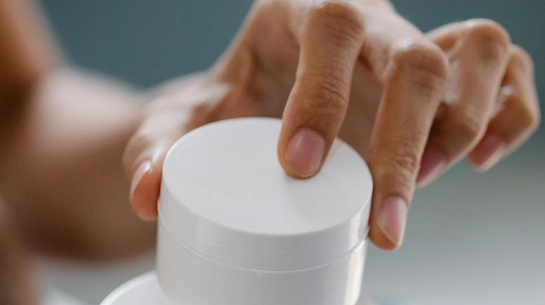 "Σβήνουν" χρόνια από το βλέμμα: 5 κρέμες ματιών με κολλαγόνο για τη ρουτίνα σου