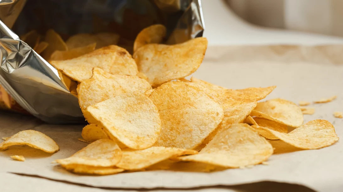 Πατατάκια: Δες πώς ο λάθος τρόπος που τα απολαμβάνεις σε κάνει να παίρνεις βάρος