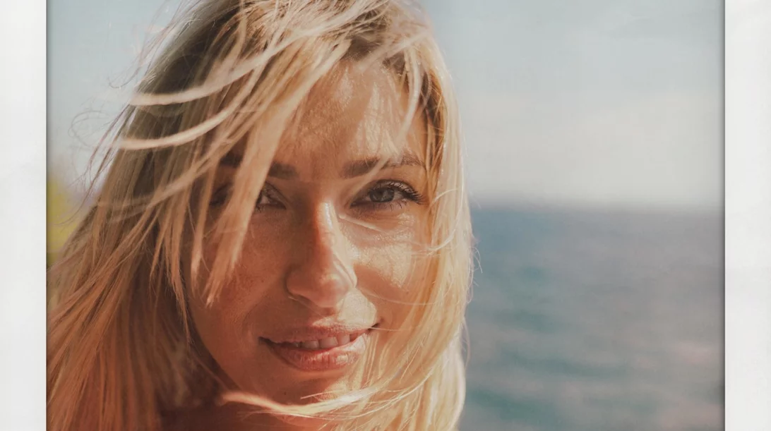 Ήλιος, αλάτι, χλώριο: Πώς θα σώσεις τα μαλλιά σου από τις φθορές του καλοκαιριού;