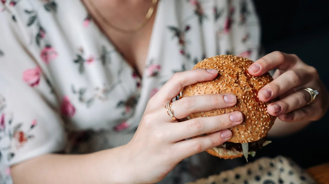Tips για πιο αποτελεσματική διαχείριση της υπερφαγίας και του συναισθηματικού φαγητού