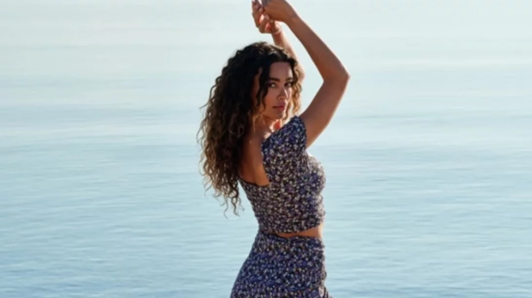 Θα τα ερωτευτείς! Τα 5 απαραίτητα outfits για τις διακοπές σου στο νησί