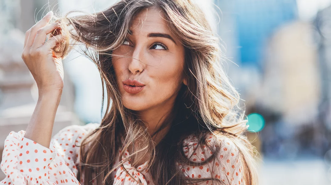 Η αθώα κίνηση που κάνεις καθημερινά και προκαλεί ψαλίδα στα μαλλιά σου
