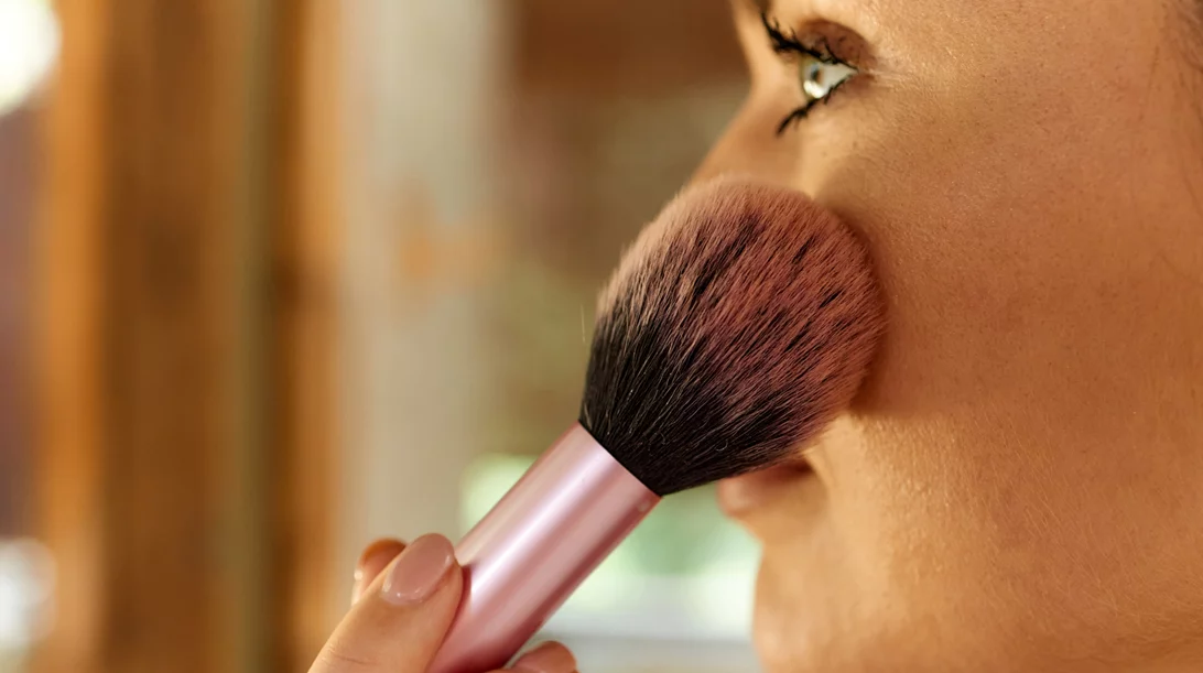 Πώς να βάζεις το ρουζ σε ώριμη επιδερμίδα για φυσικό λίφτινγκ
