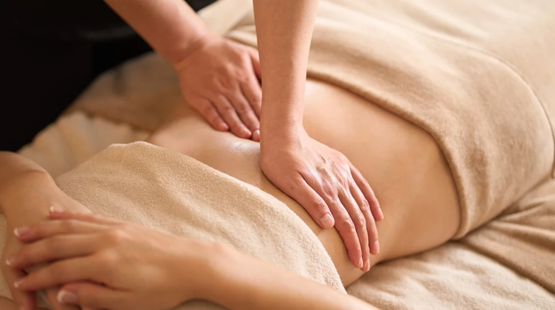 Αντιμετώπισε το φούσκωμα στην κοιλιά με αυτόν τον οδηγό μασάζ