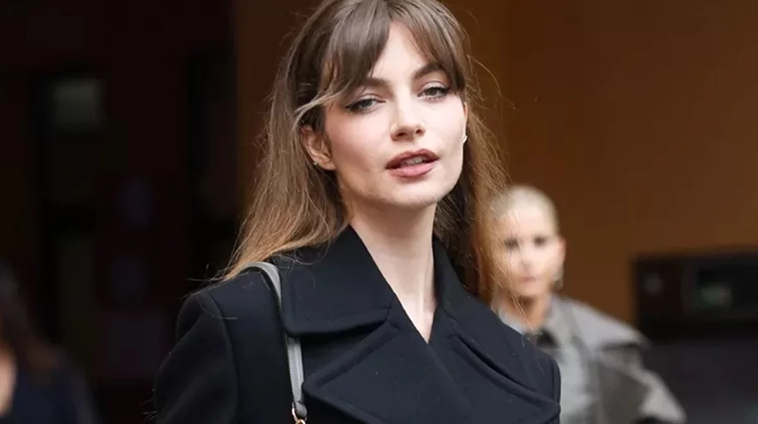 Το πιο κομψό χρώμα νυχιών του φετινού φθινοπώρου κολακεύει άψογα τα κοντά νύχια