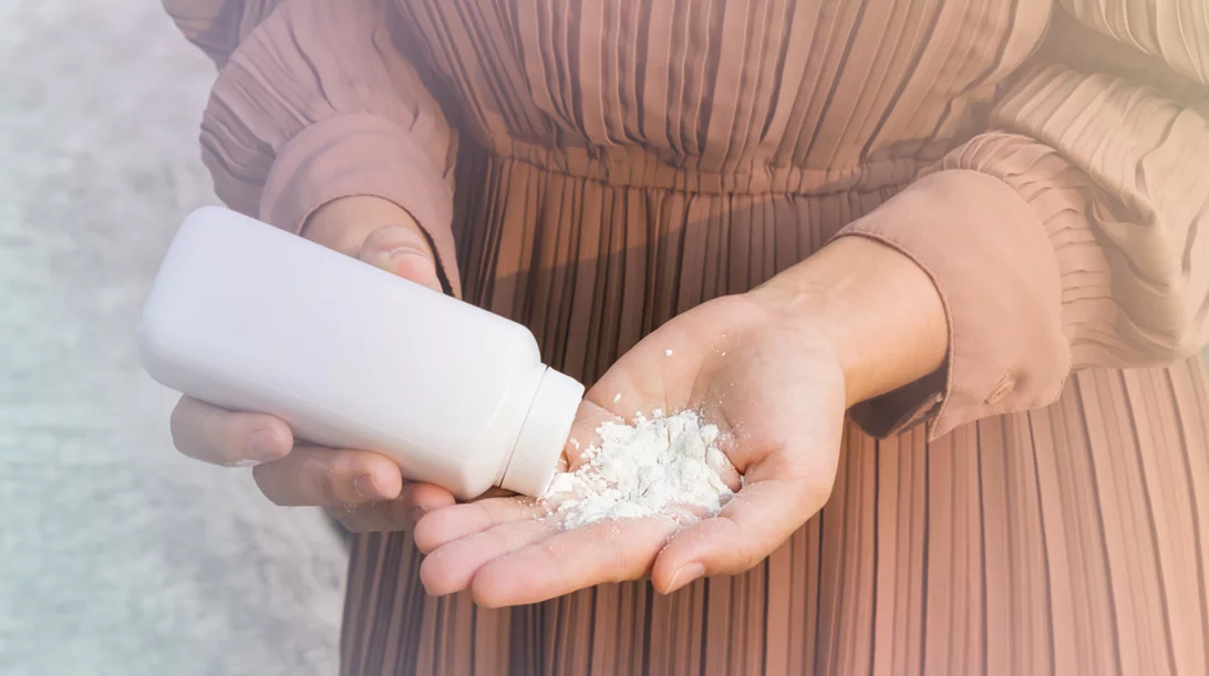 9 μυστικά ομορφιάς μόνο με ταλκ (στα μαλλιά, στις βλεφαρίδες, ακόμα και σε μάσκα!)