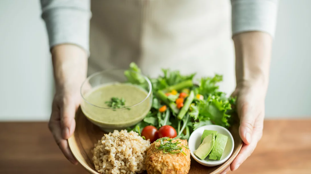 Αυτές είναι οι 12 απαραίτητες βιταμίνες και οι καλύτερες πηγές τους