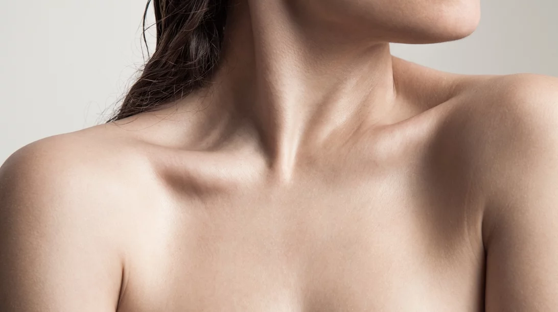 Τρεις τρόποι να κάνεις το ντεκολτέ σου να δείχνει πιο νεανικό